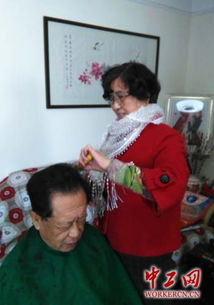 精剪細琢傳溫情，匠心服務暖人心——記陜西咸陽市飲食服務公司實驗理發店先進事跡